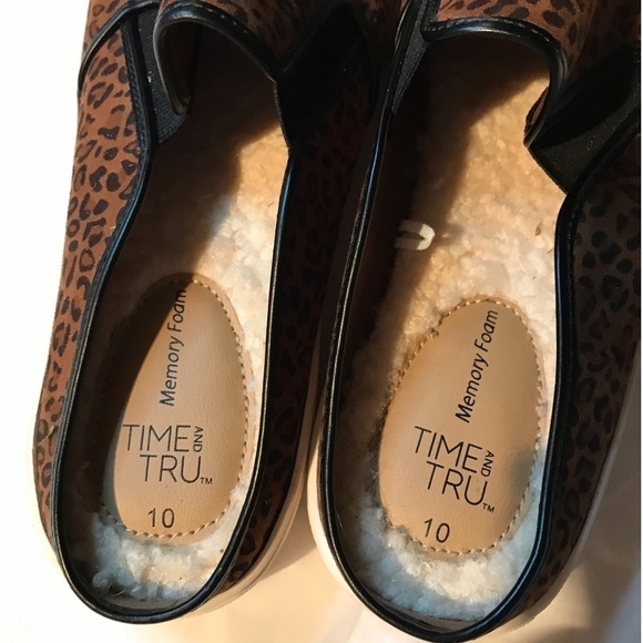 TIME AND TRU SIZE 10 LEOPARD SLIPPERS EUC - Picture 2 of 3